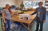 mayor presents vakpak to springbank foodbank