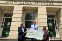 City Fibre manager donating money to #LaptopsForLearning campaign