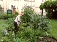 Volunteer working in Annecy Gardens